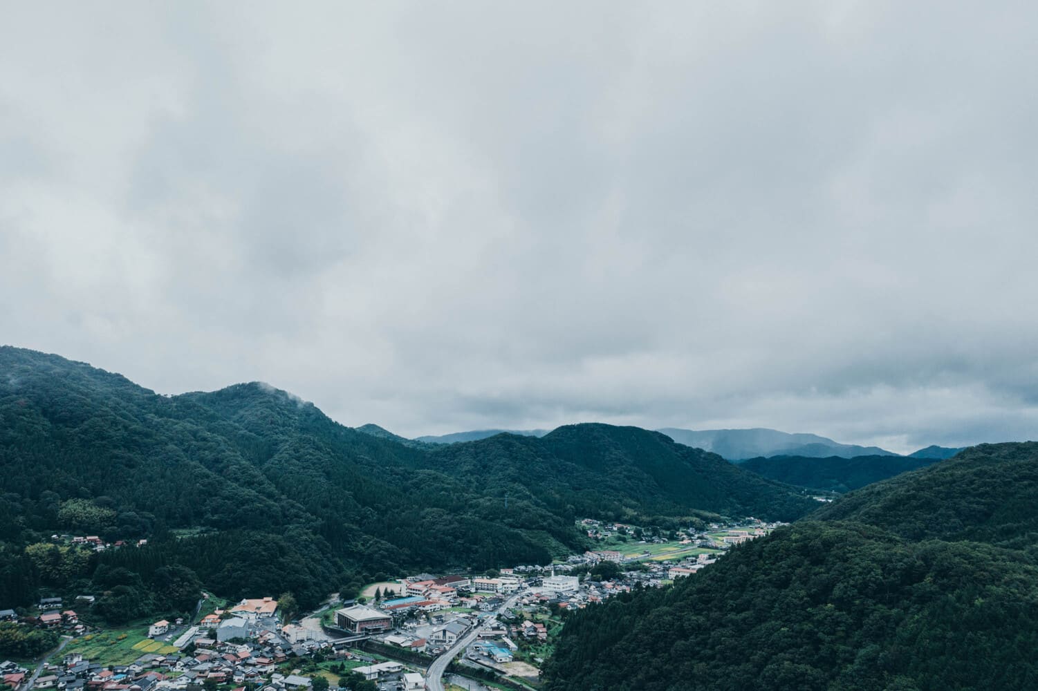 上空から見た雲南市の光景。山に挟まれた平地に街が栄えている