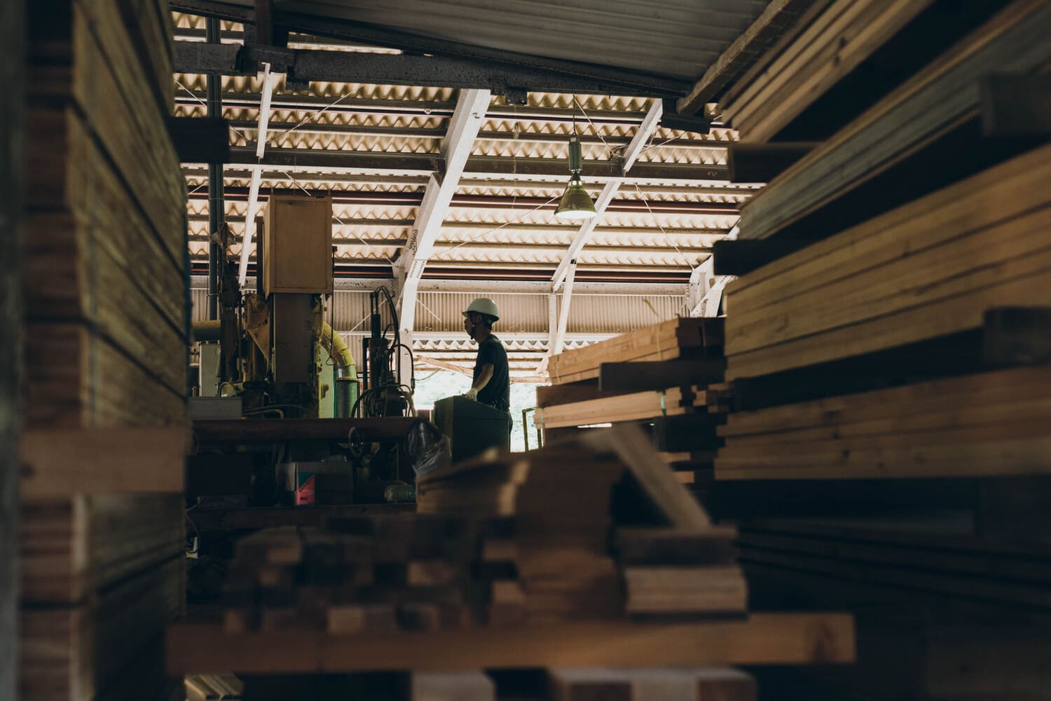 加工場でフォークリフトを運転する男性の写真