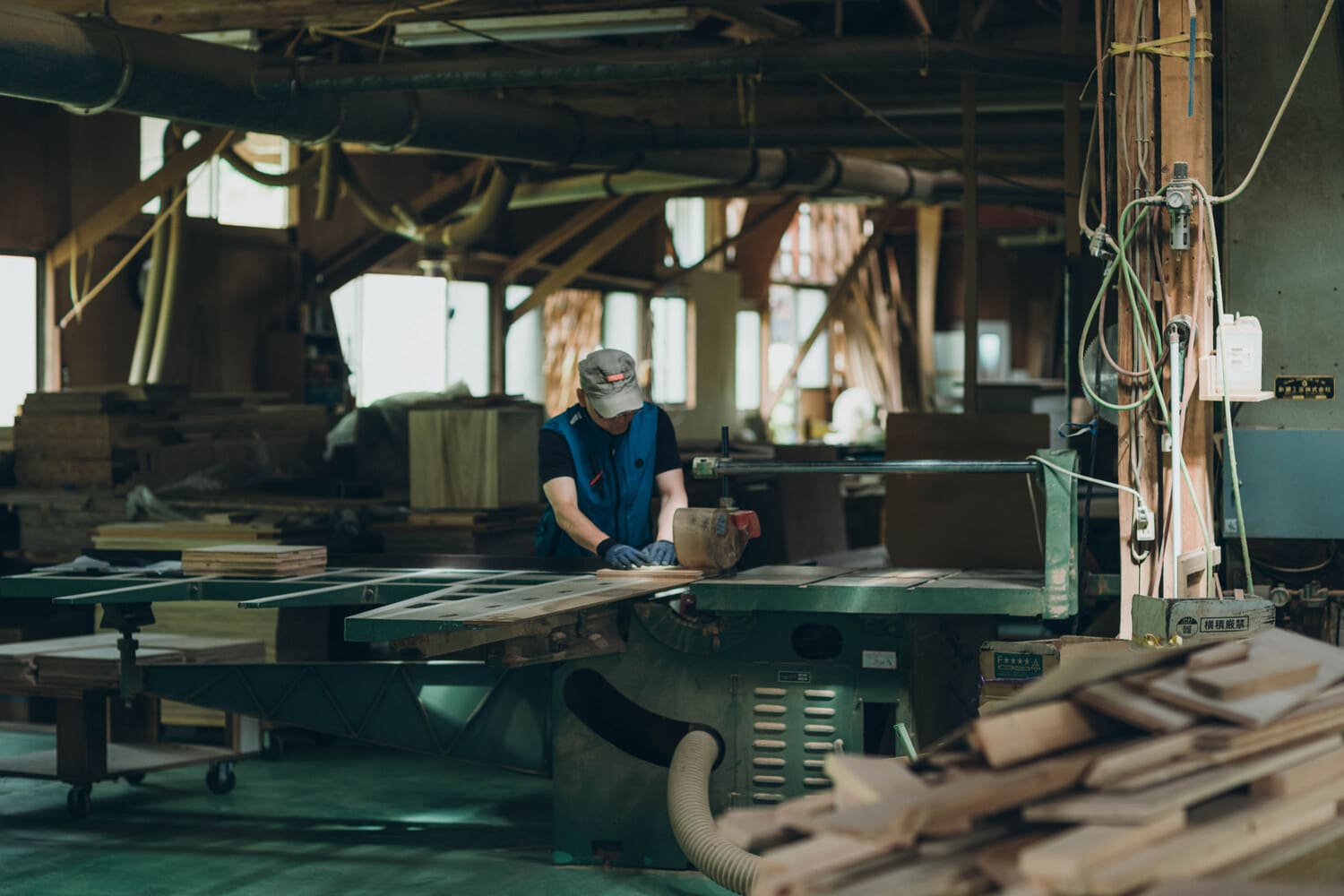 木材を機会を使って切断している様子の写真