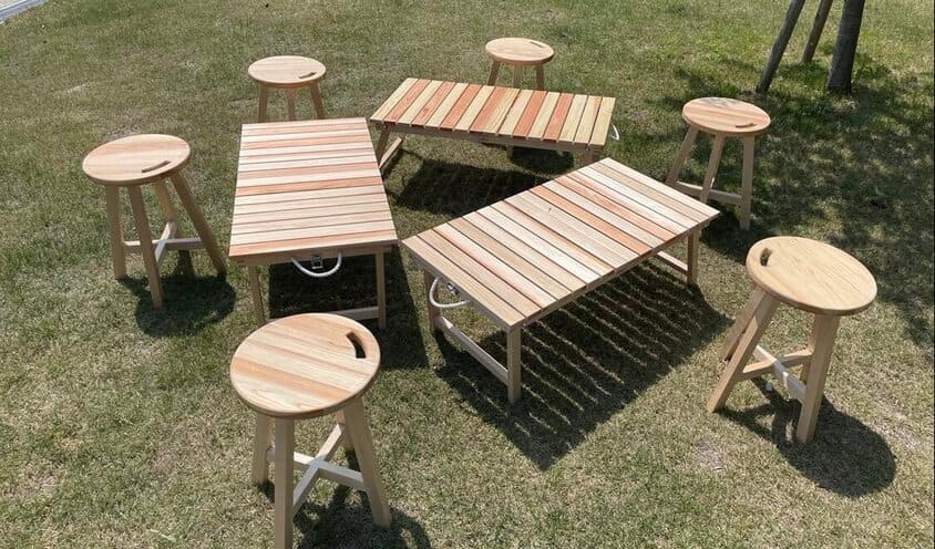 GARDEN FURNITUREの椅子と机のセット写真。